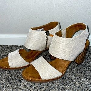 TOMS SHOES **NWOT**